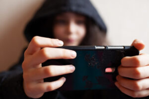 découvrez les enjeux de la sextorsion chez les adolescentes, un phénomène alarmant qui menace leur sécurité en ligne. apprenez à reconnaître les signes, à protéger vos proches et à agir pour mettre fin à cette pratique abusive.