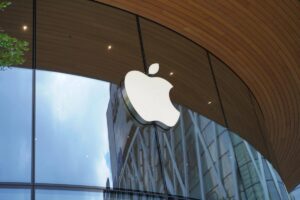 apple conteste une amende de 1,5 milliard de livres imposée par les autorités, poursuivant son recours juridique pour réduire la sanction.