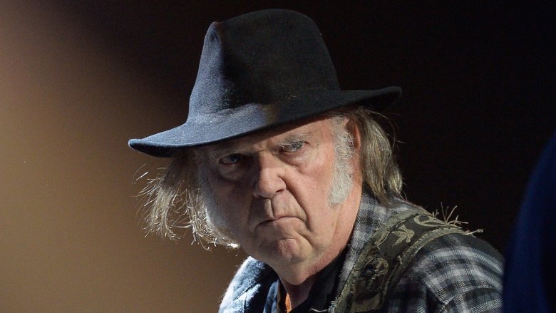 neil young critique apple et verizon pour leur soutien à donald trump, suscitant un débat sur l'engagement des grandes entreprises politiques.
