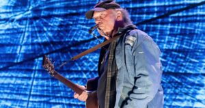 neil young critique apple et verizon pour leur soutien à trump, dénonçant leur position dans un contexte politique tendu.