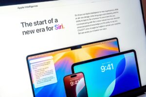 apple reporte le lancement de son écran domotique en raison de retards liés au développement de siri, affectant ainsi la disponibilité du produit.