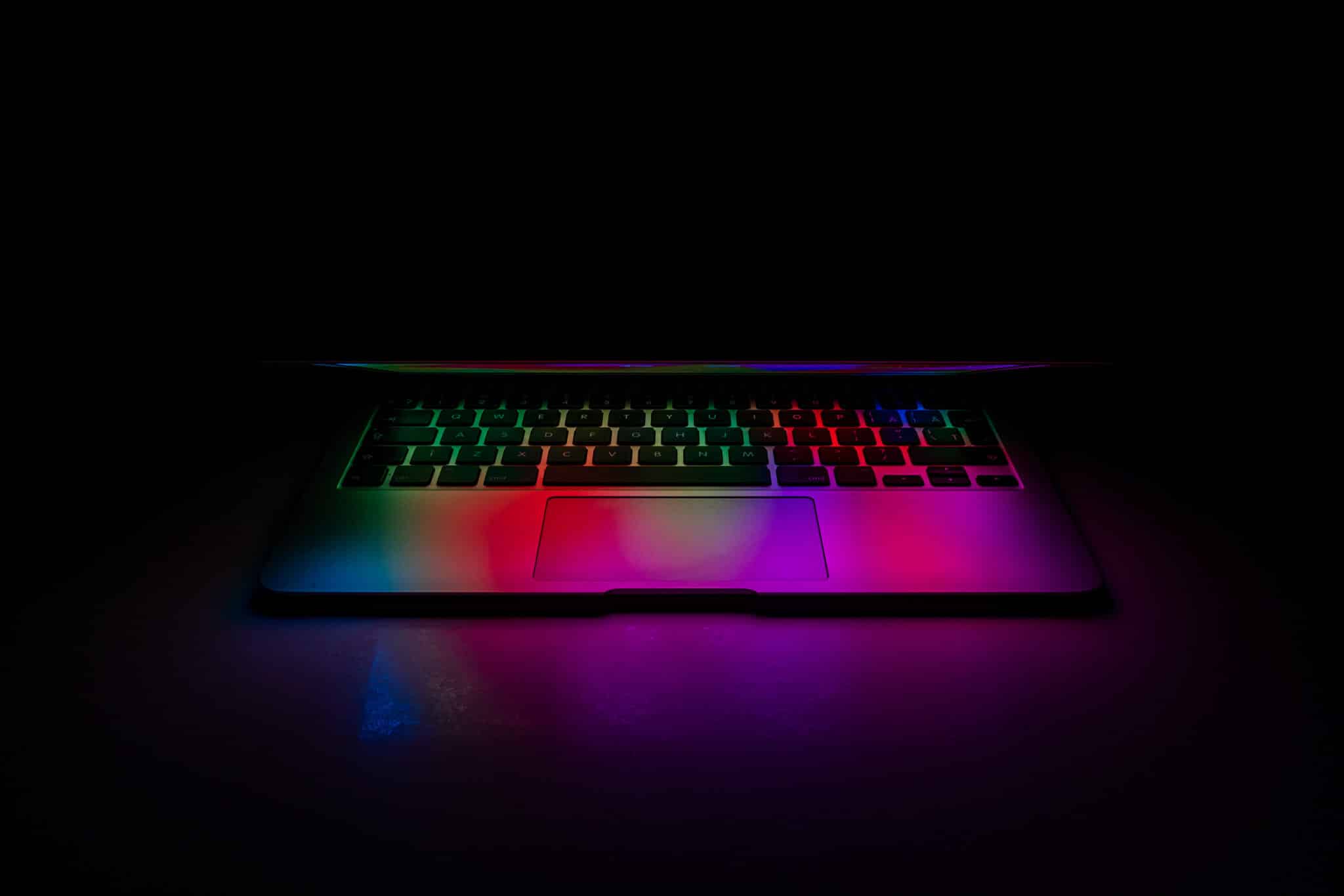 découvrez le macbook neo, l'ordinateur parfait conçu pour répondre aux besoins de trois profils d'utilisateurs : étudiants, professionnels et créatifs.